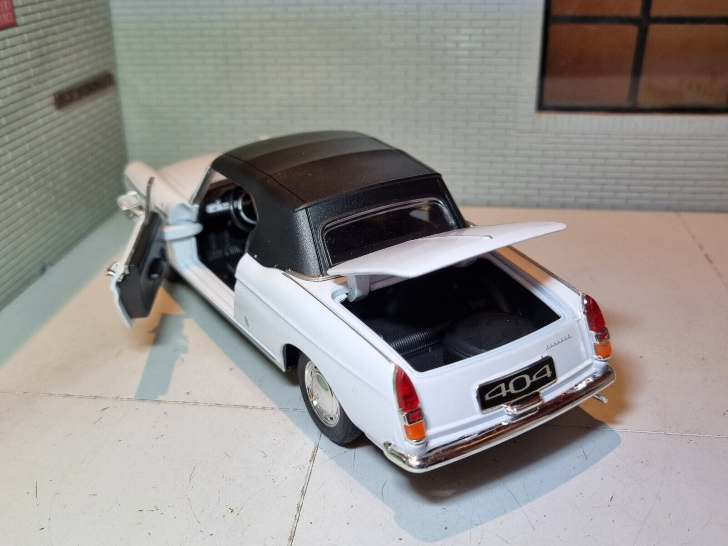 Peugeot 404 Cabriolet 22494 Welly 1:24