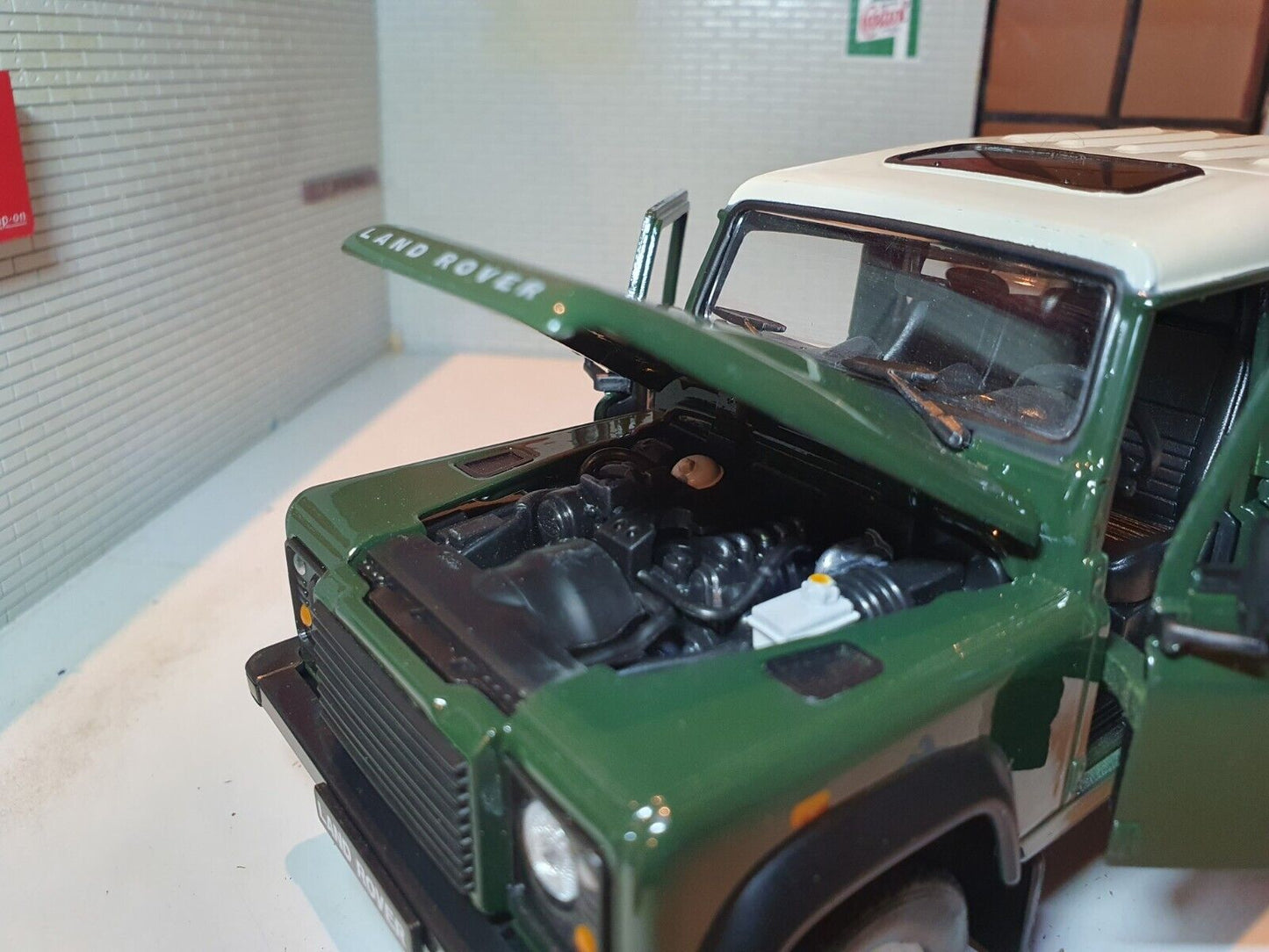 Land Rover Defender TDCi 90 22498 Welly 1:24
