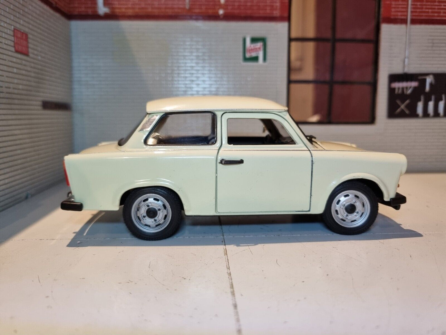 Trabant 1964 601  24037 Welly 1:24