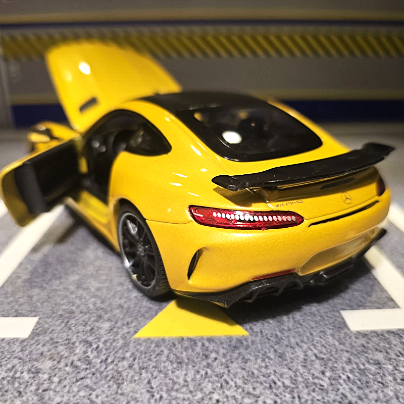 Mercedes 2017 AMG GT-R 24081 Welly 1:24 (RED/YELLOW)