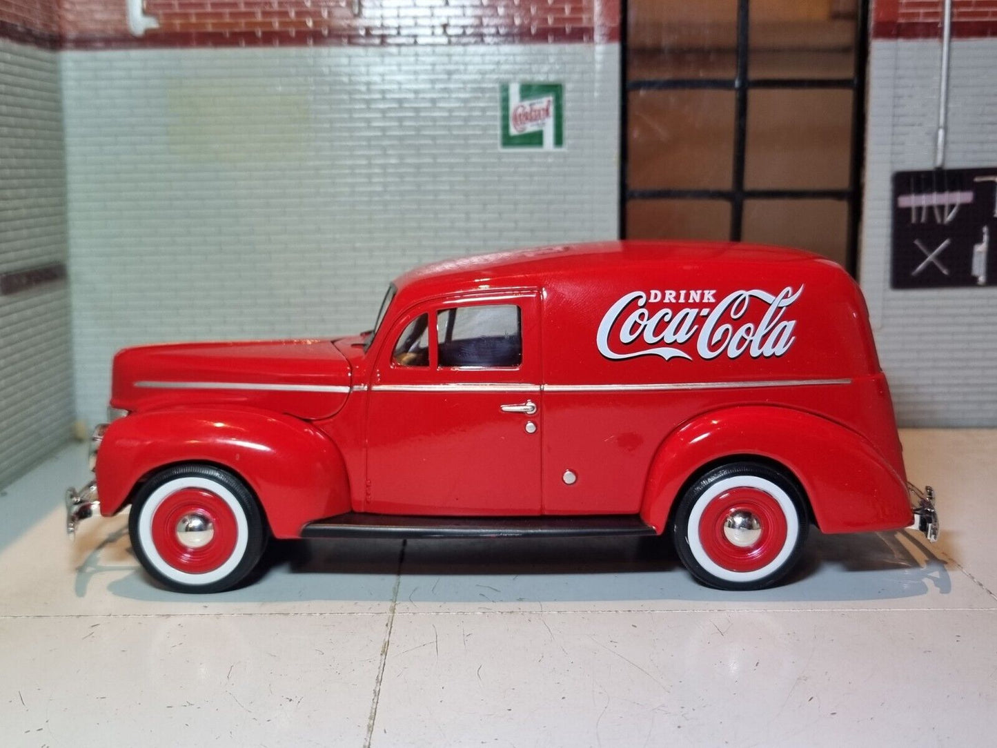 Ford Sedan 1940 Coca Cola Delivery Truck 365913 Motormax 1:24