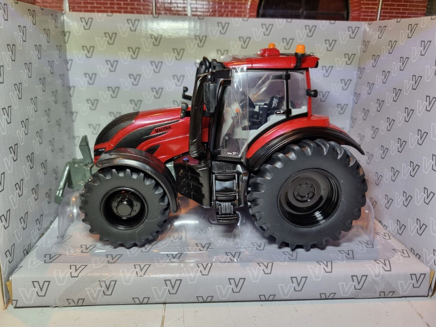 Valtra T254 70th Anniversary Limited Edition 43315 Britains 1:32