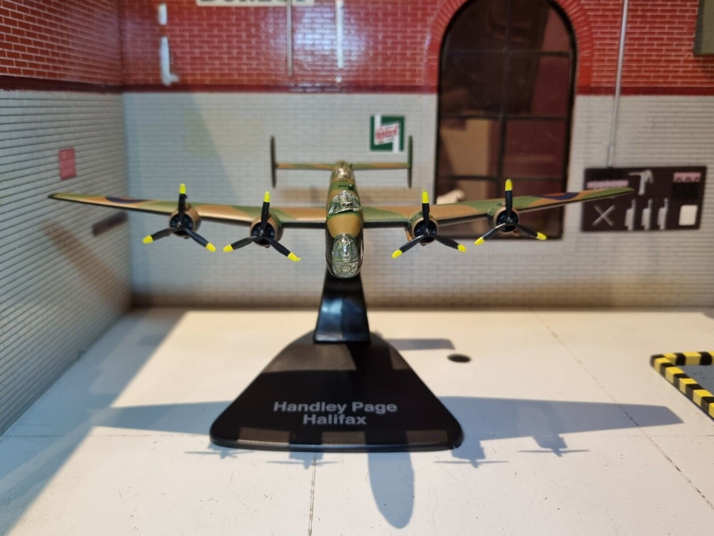 Handley Page Halifax 1940 RAF 1:144