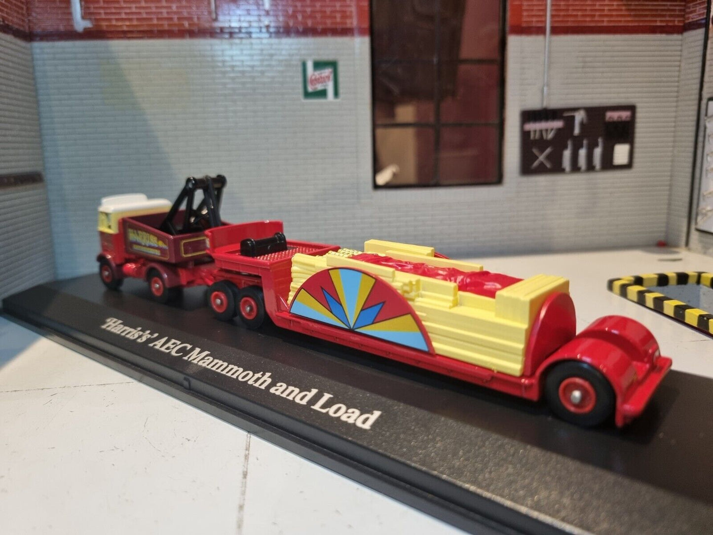 AEC Harris's Circus Mammoth and Load Amusements Lorry 4654104 Atlas 1:76