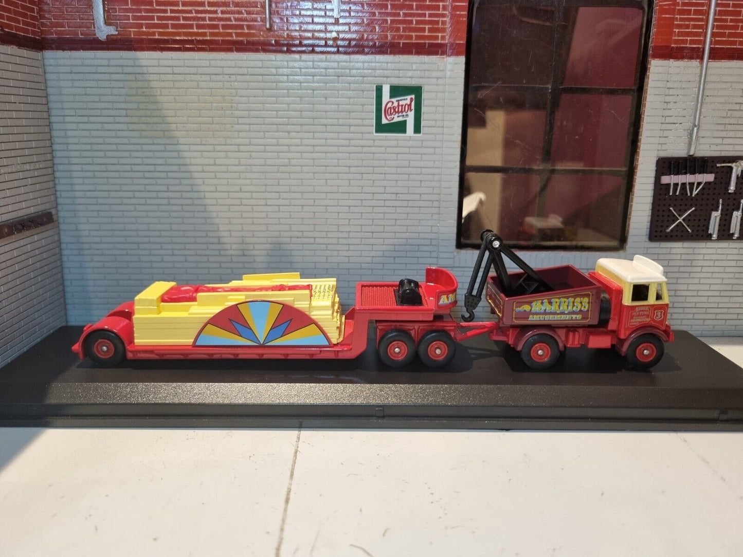 AEC Harris's Circus Mammoth and Load Amusements Lorry 4654104 Atlas 1:76