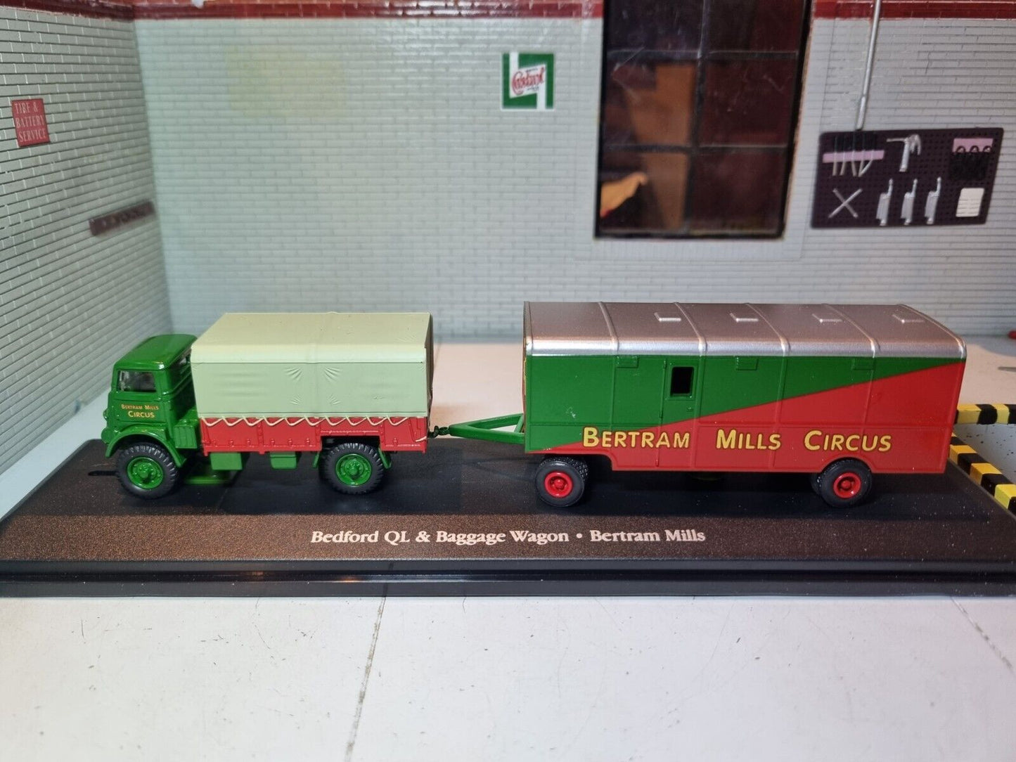 Bedford QL Bertram Mills Circus Baggage Wagon 4654109 Atlas 1:72