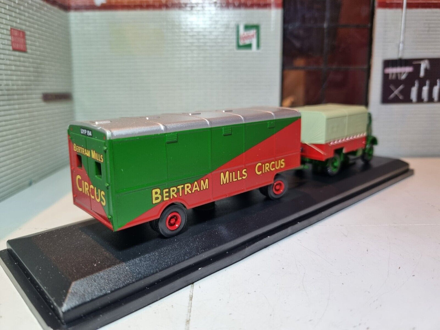 Bedford QL Bertram Mills Circus Baggage Wagon 4654109 Atlas 1:72