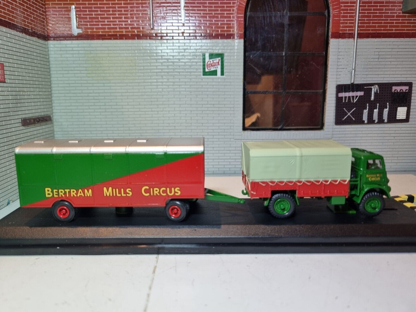 Bedford QL Bertram Mills Circus Baggage Wagon 4654109 Atlas 1:72