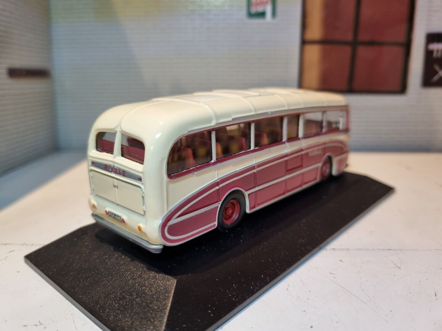 Burlingham Seagull Ribble Bus Coach 1:76 Atlas