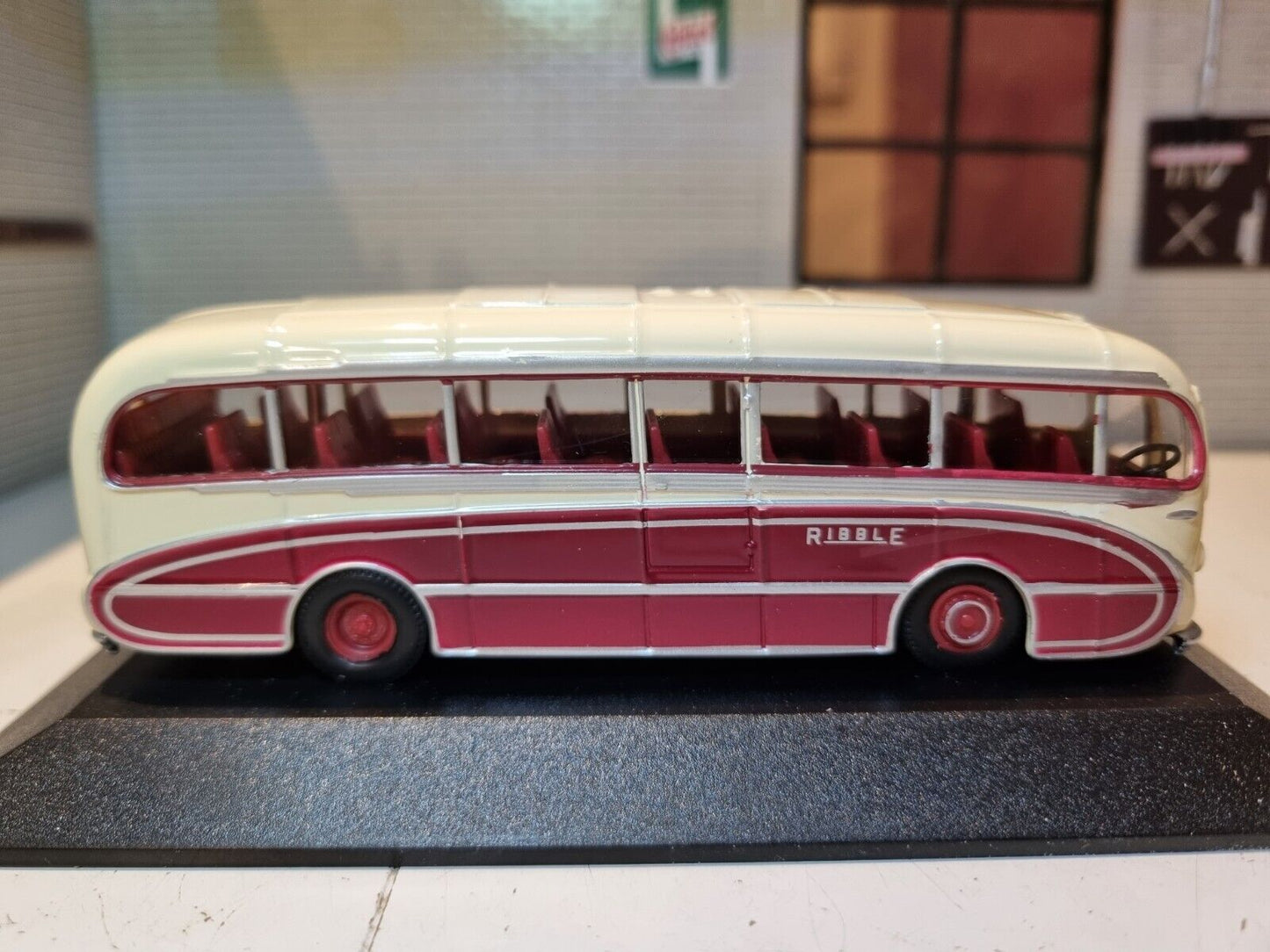 Burlingham Seagull Ribble Bus Coach 1:76 Atlas