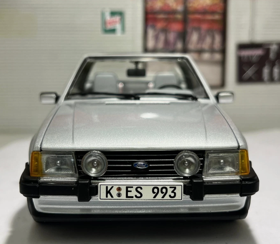 Ford 1984 Escort XR3i Cabriolet 4993 Sunstar 1:18