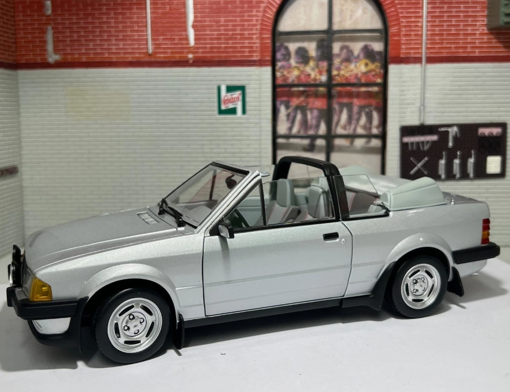 Ford 1984 Escort XR3i Cabriolet 4993 Sunstar 1:18