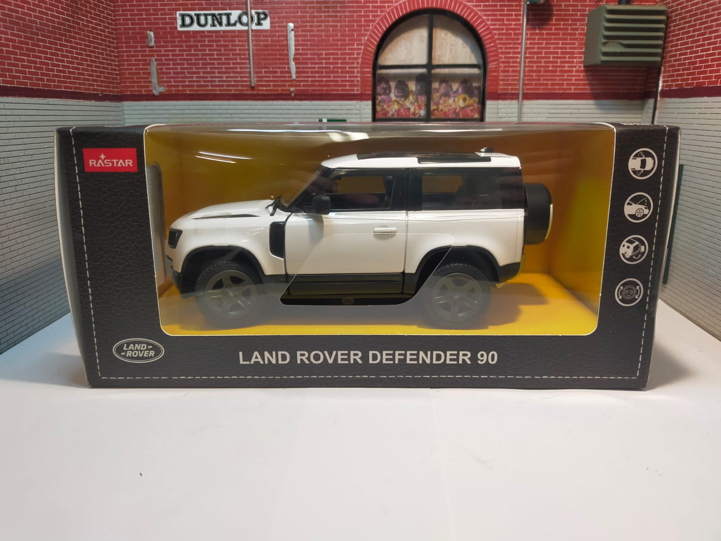 Land Rover 2022 Defender 90 64700 Rastar 1:24 (Red/White)