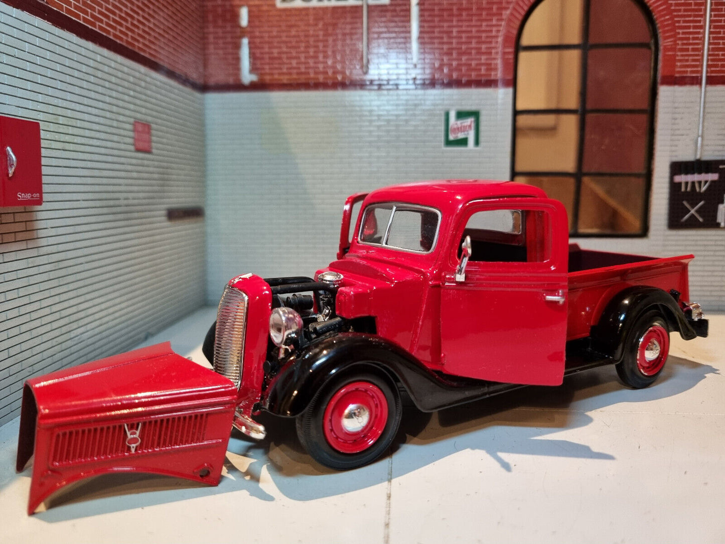 Ford 1937 Pickup Truck Red Vintage 73233 Motormax 1:24