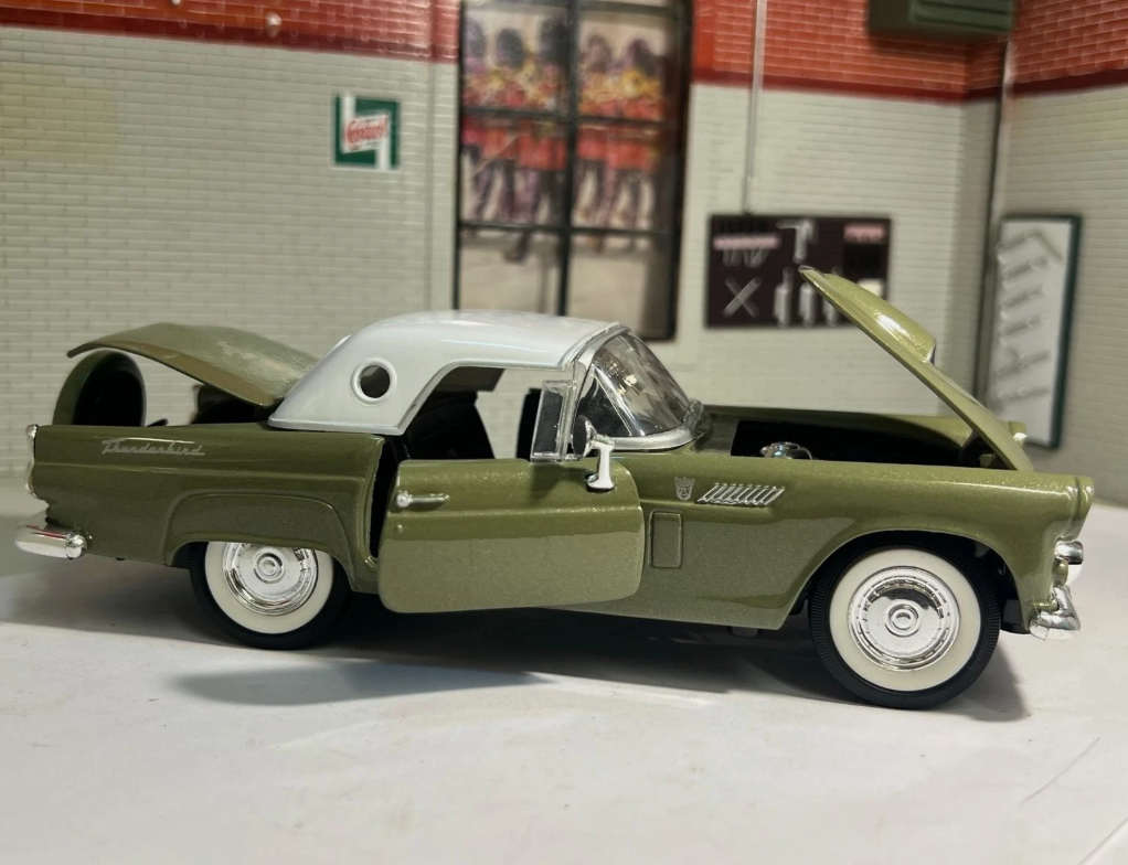Ford 1956 Thunderbird Coupe Hard Top Motormax 73312 1:24