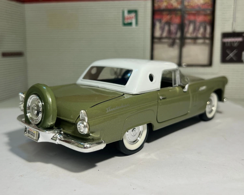 Ford 1956 Thunderbird Coupe Hard Top Motormax 73312 1:24