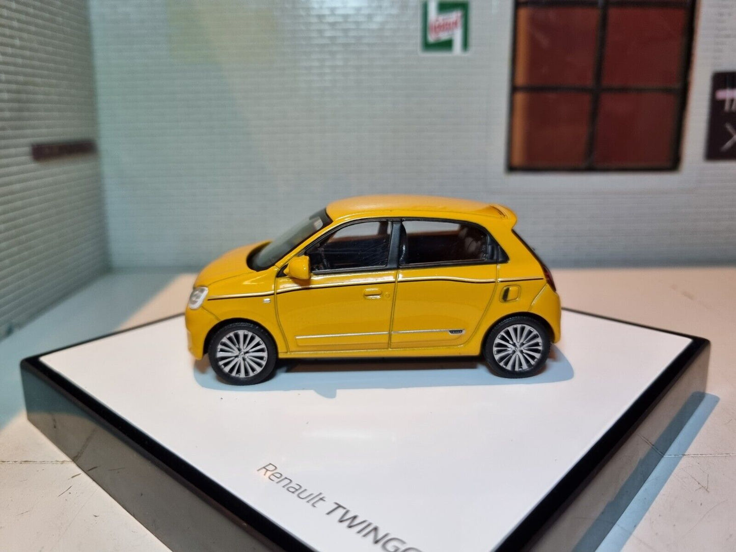 Renault 2014 Twingo Ex-Dealership 1:43