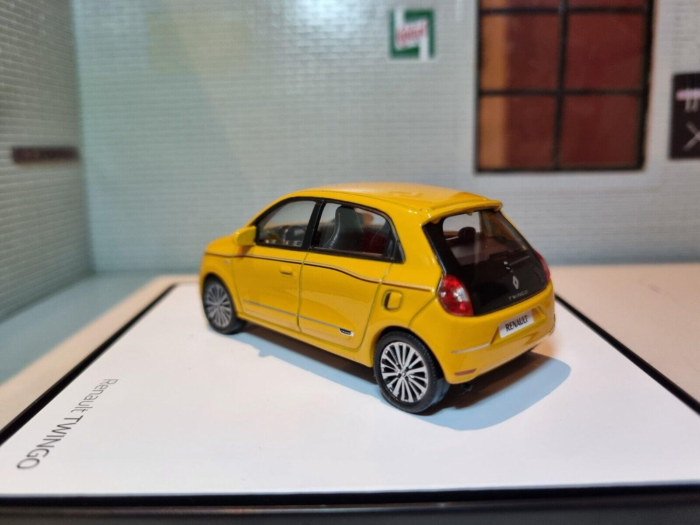 Renault 2014 Twingo vom Händler, 1:43