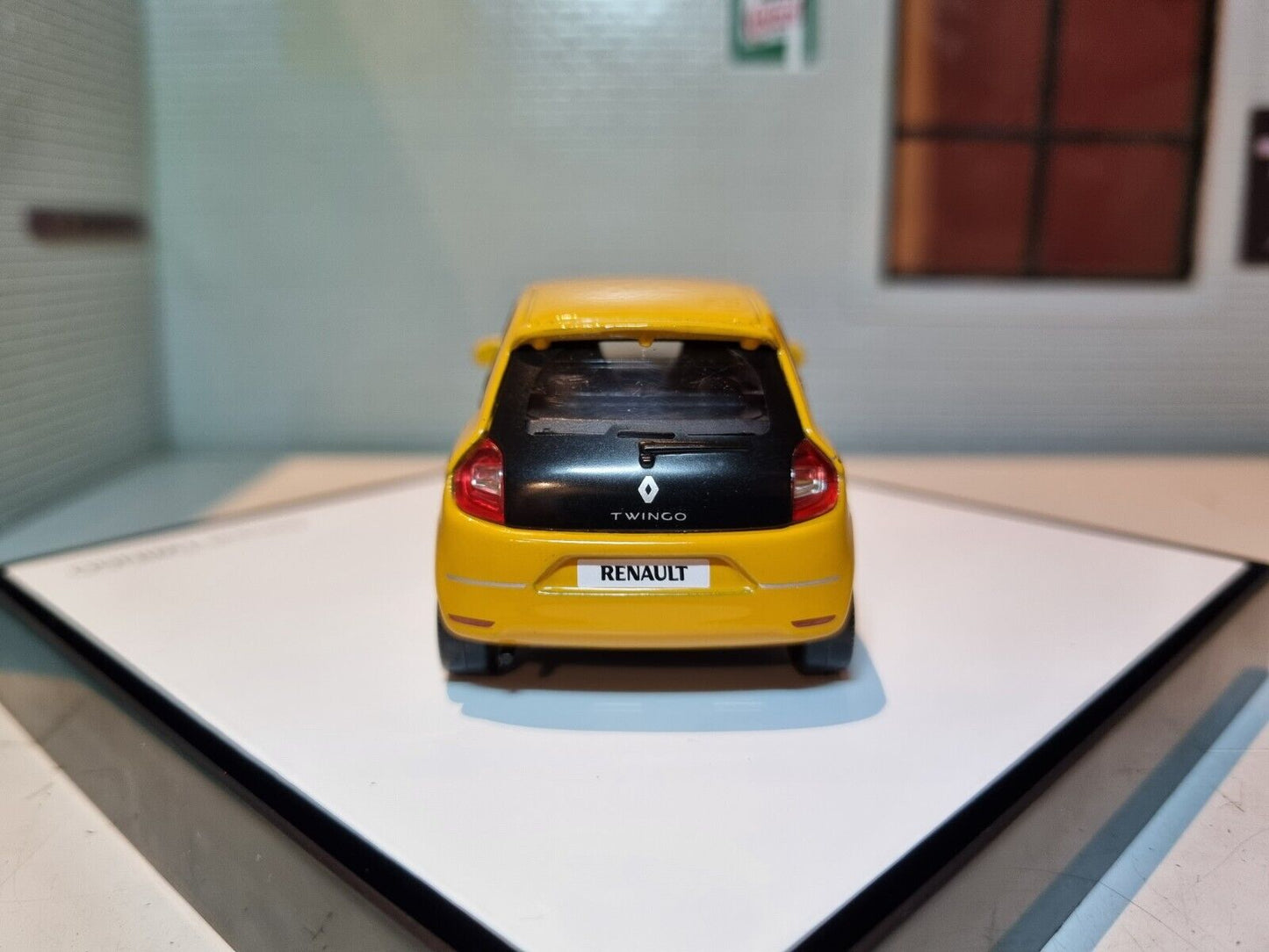 Renault 2014 Twingo vom Händler, 1:43
