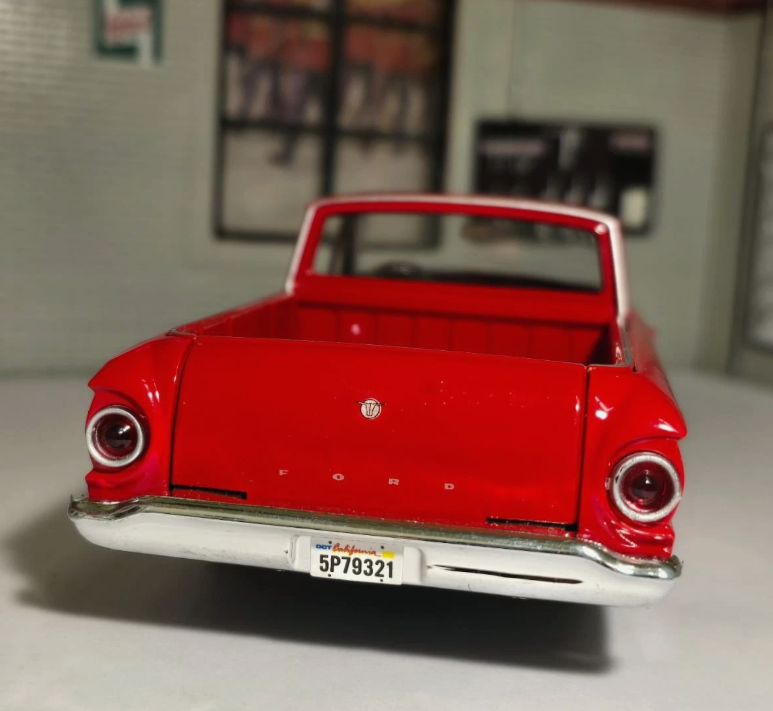 Ford 1960 Ranchero 79321 Motormax 1:24 (Teal/Red)