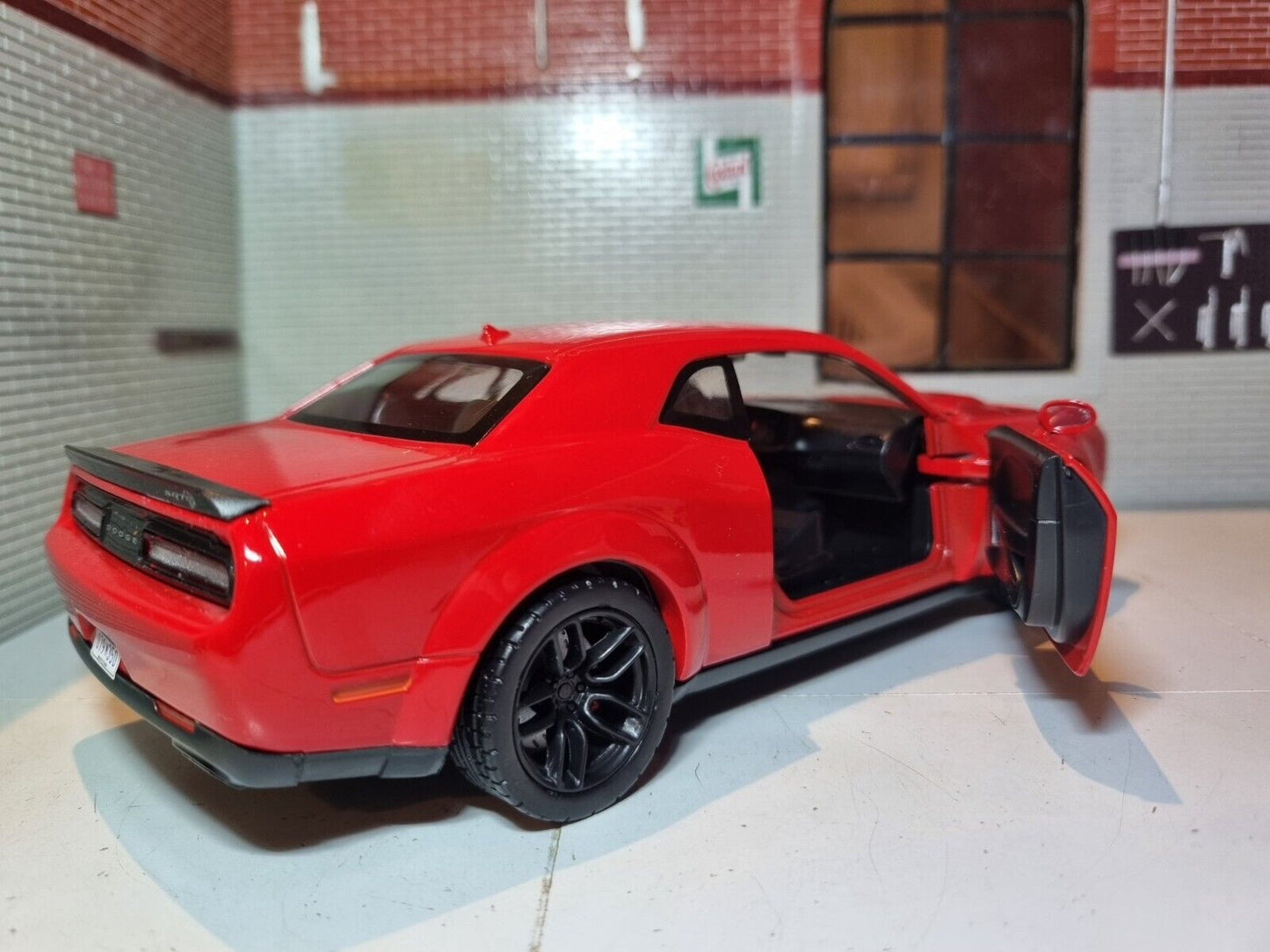 Dodge 2018 Challenger SRT Hellcat Widebody 79350 Motormax 1:24