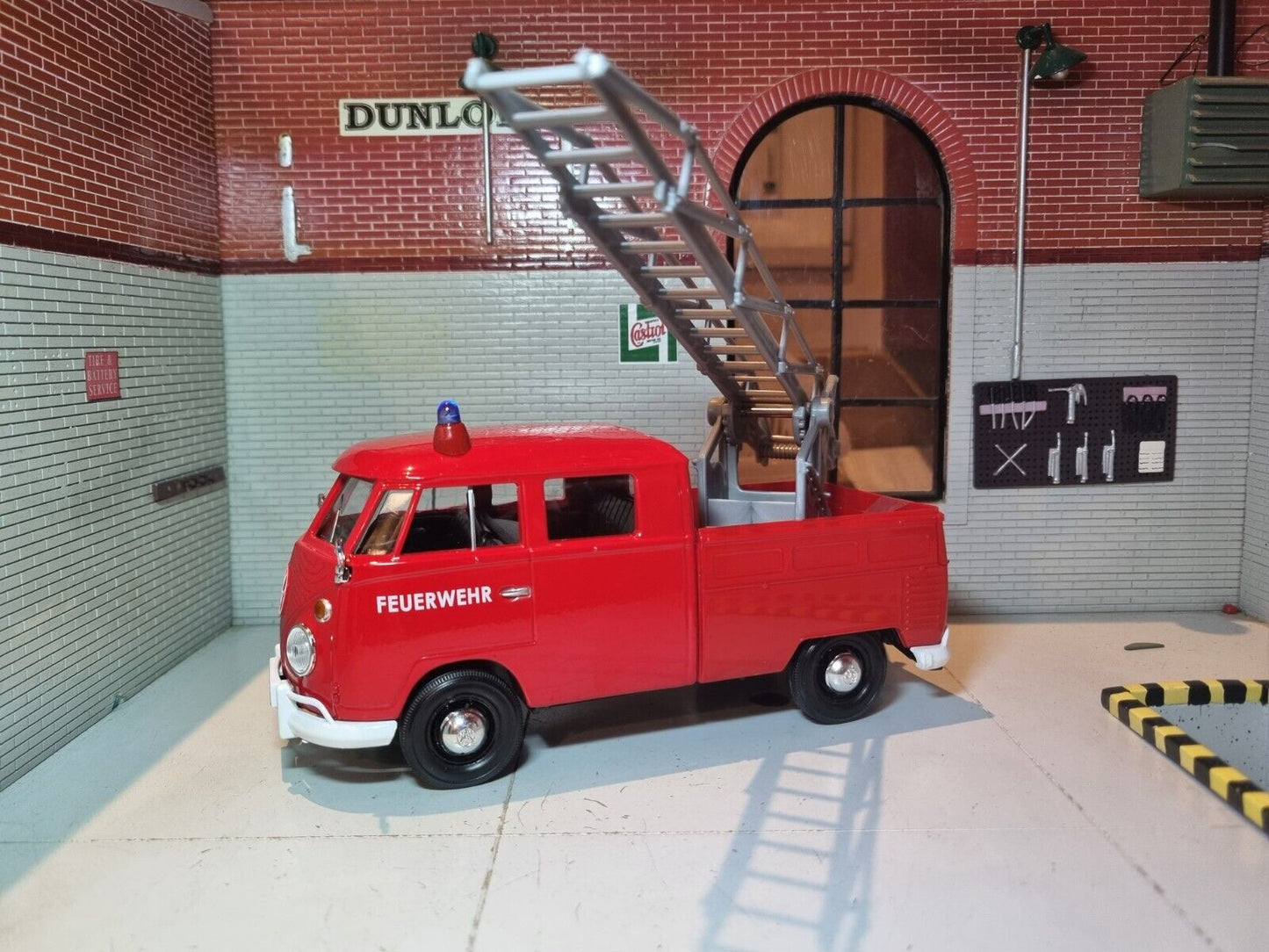 Volkswagen 1962 T1 Type 2 Fire Engine With Ladder 79584 Motormax 1:24
