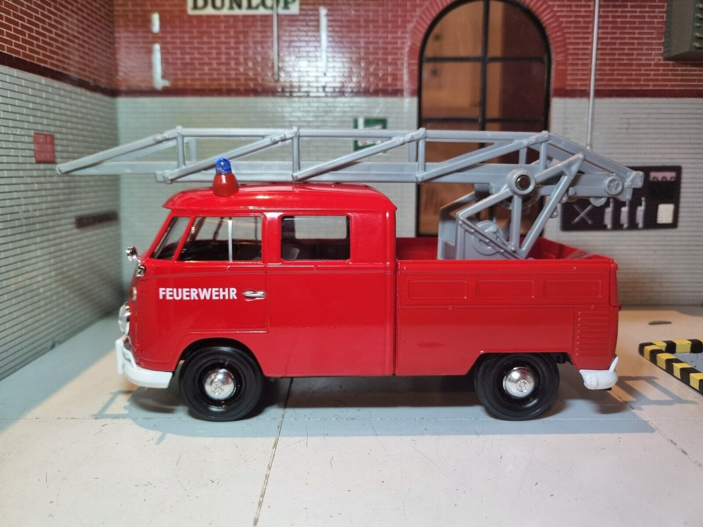 Volkswagen 1962 T1 Typ 2 Feuerwehrauto mit Leiter 79584 Motormax 1:24