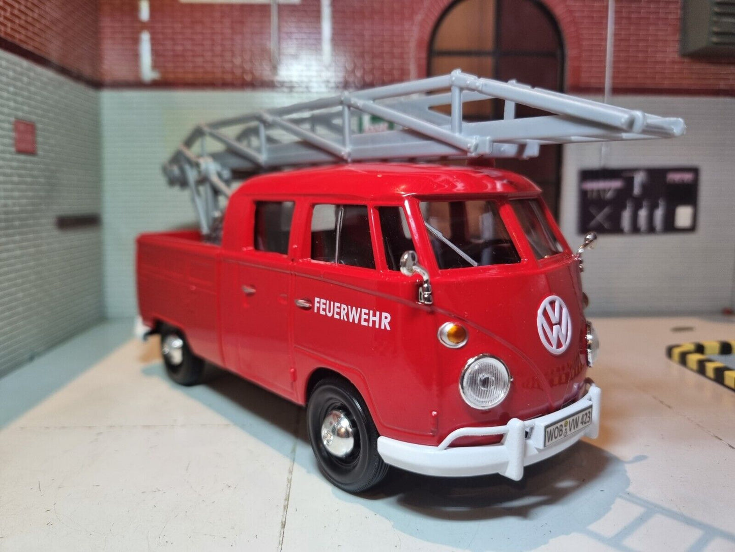 Volkswagen 1962 T1 Typ 2 Feuerwehrauto mit Leiter 79584 Motormax 1:24