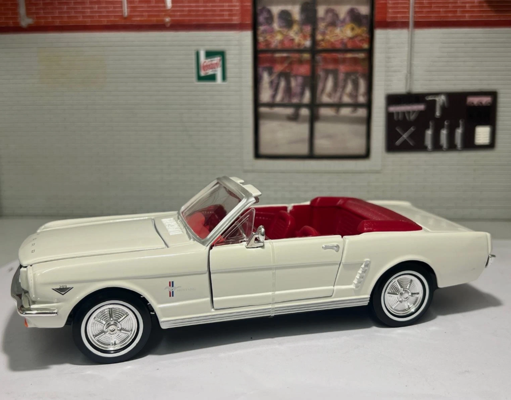 Ford 1964 Mustang James Bond 007 Goldfinger 79852 Motormax 1:24