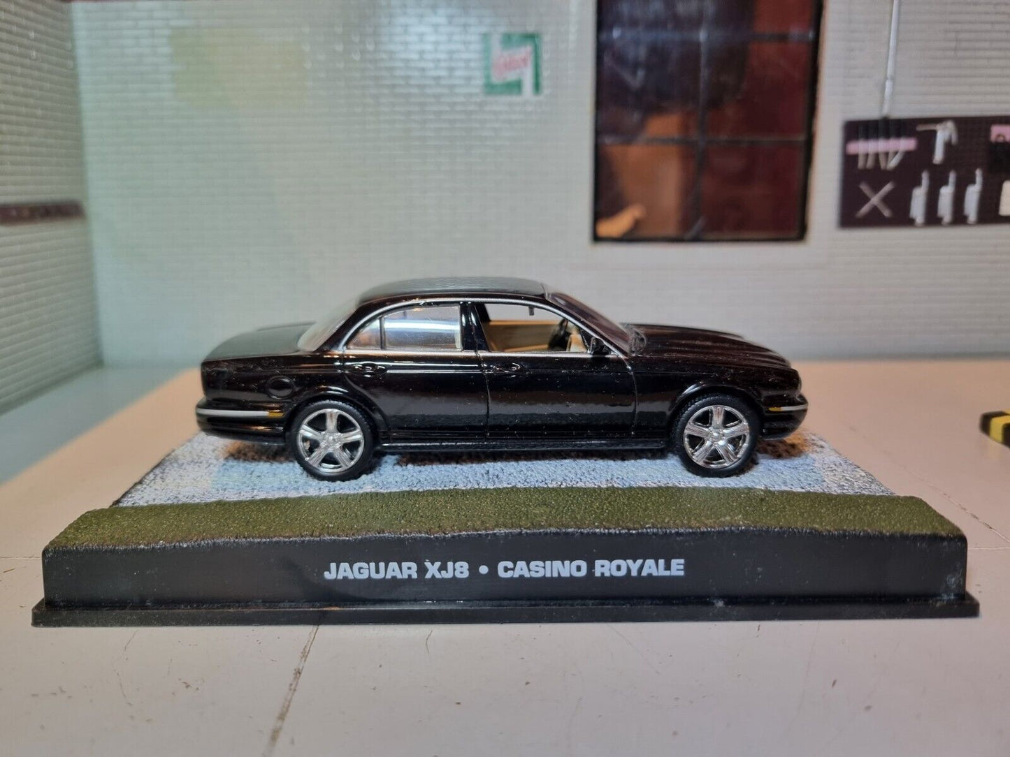 1:43 Jaguar XJ8 James Bond Casino Royale