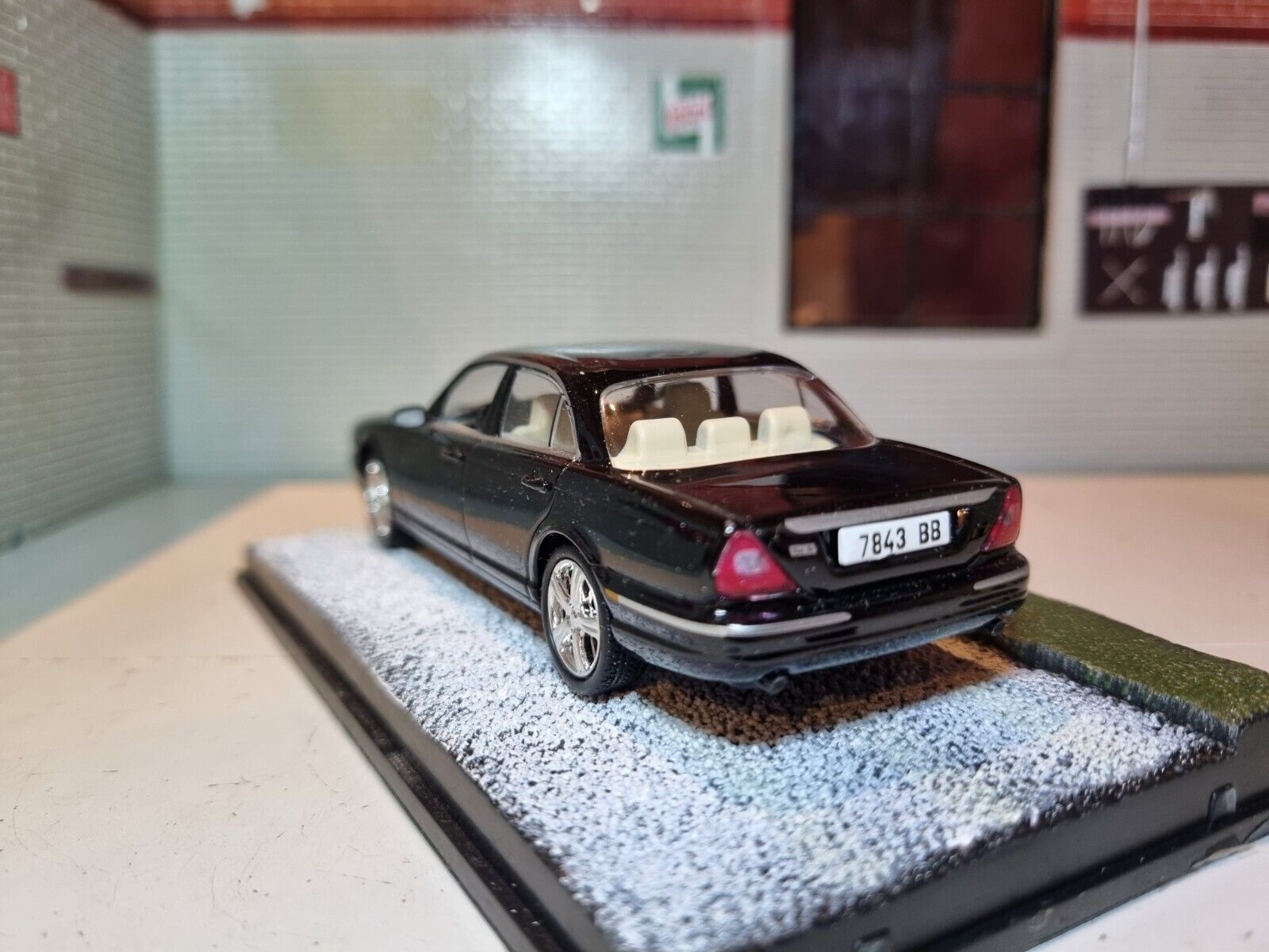 Modèle Réduit IXO Editions Fabbri 1/43 - Jaguar XJ8 De James Bond (Casino Royale) - Très Bon état Occasion