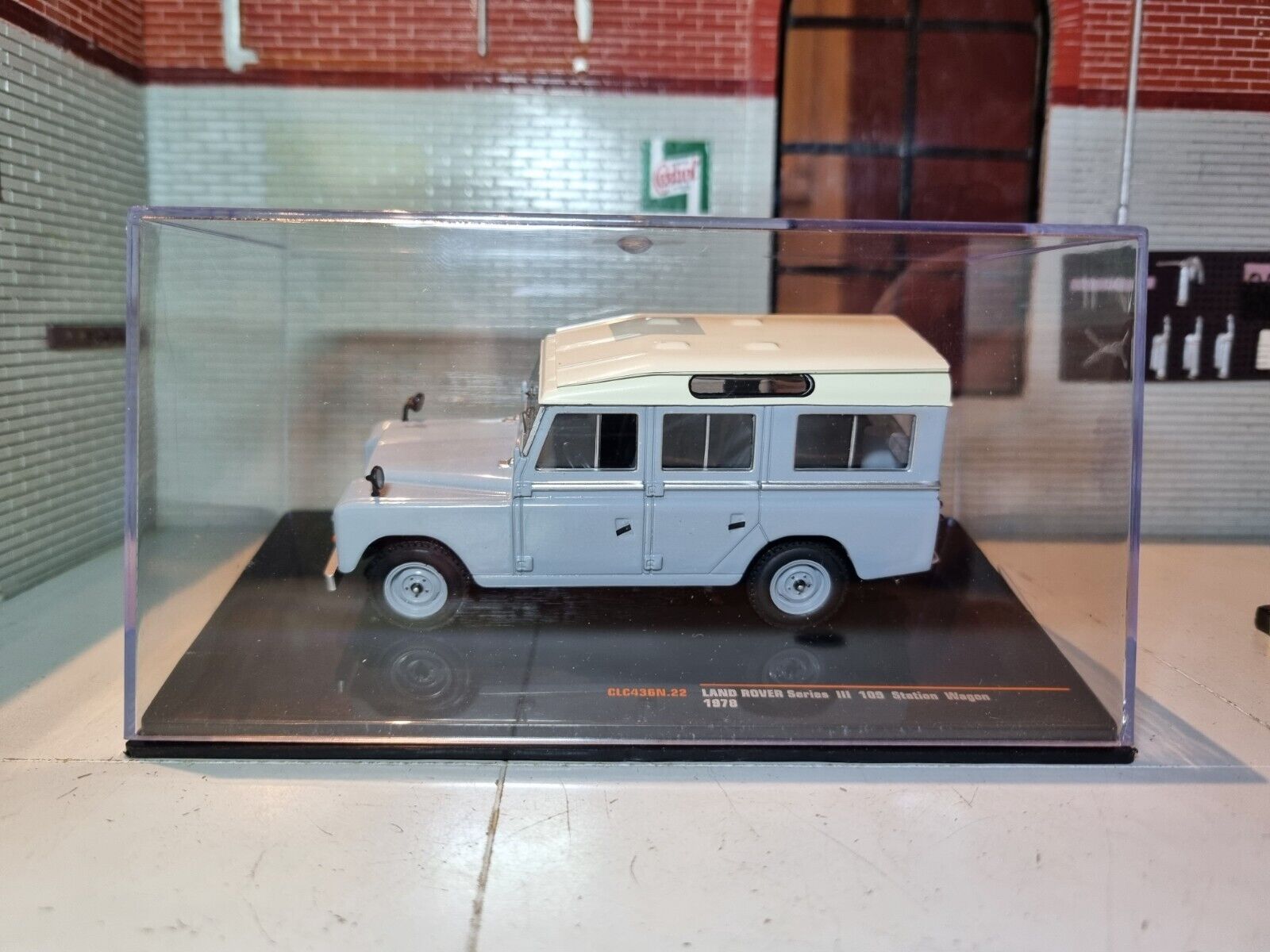 Land Rover Series 3 109 Station Wagon IXO 1:43 – Emberton Imperial