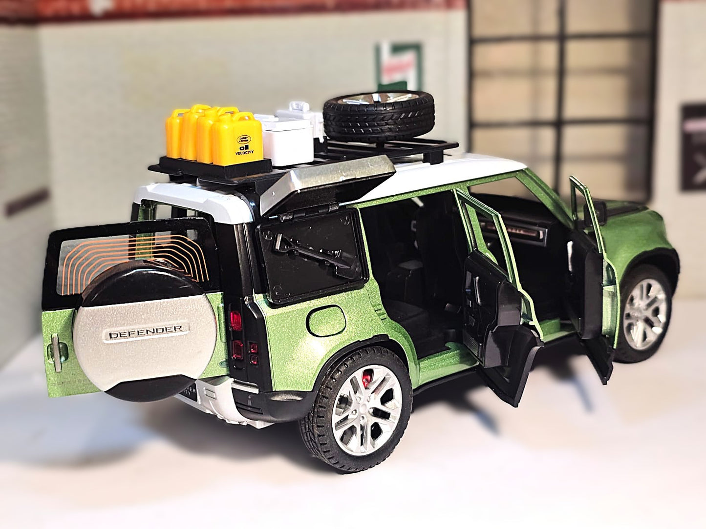 Land Rover 2022 Defender 110 CZ607 Che Zhi 1:24
