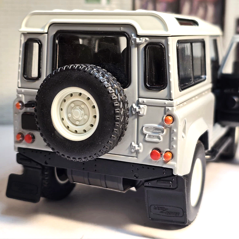 Land Rover 2023 Classic Defender RW9224 CMJ 1:24