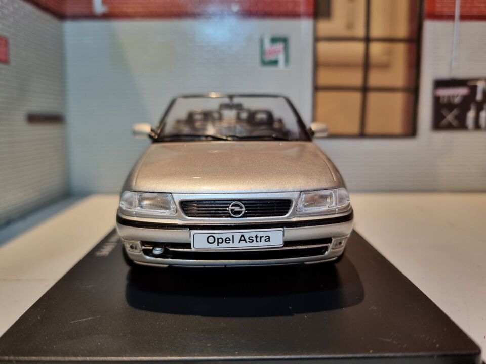 OPEL ASTRA F Cabriolet 1:43 ème - IXO avec boite pléxi (neuf) EUR 9,90 - FR OPEL ASTRA F Cabriolet 1:43 ème - IXO avec boite pléxi (neuf) EUR 9,90 - FR