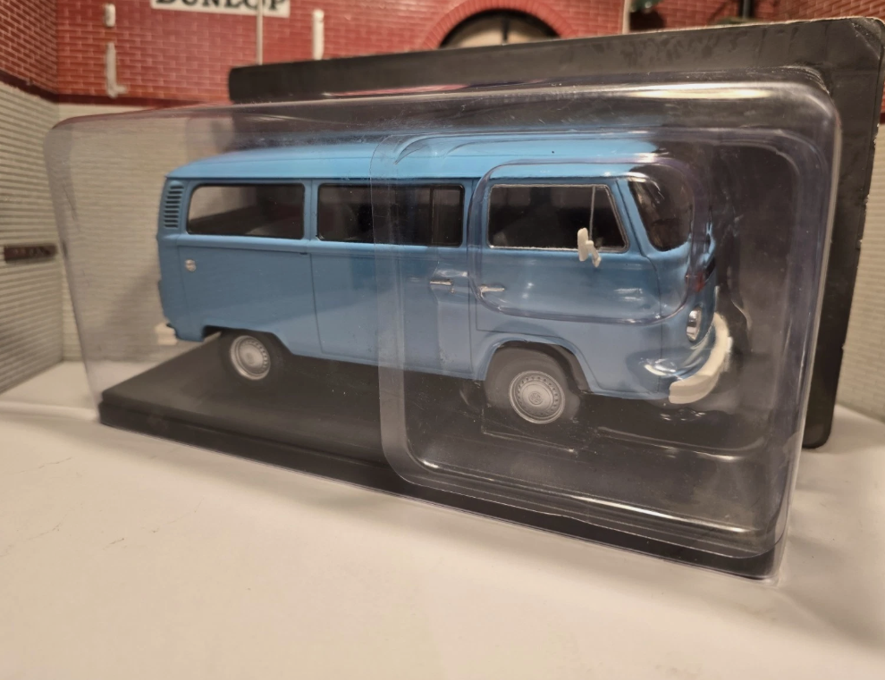 Volkswagen 1973 T2 Bay Window Van Ex-Magazine 1:24