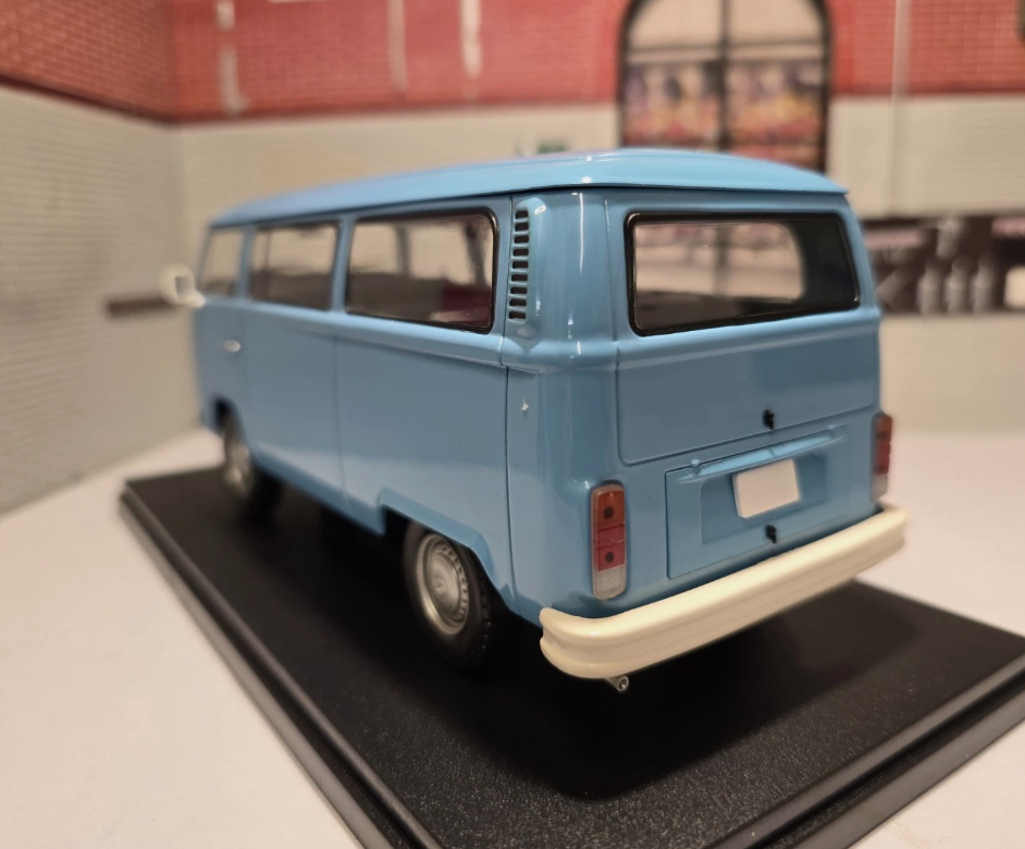 Volkswagen 1973 T2 Bay Window Van Ex-Magazine 1:24