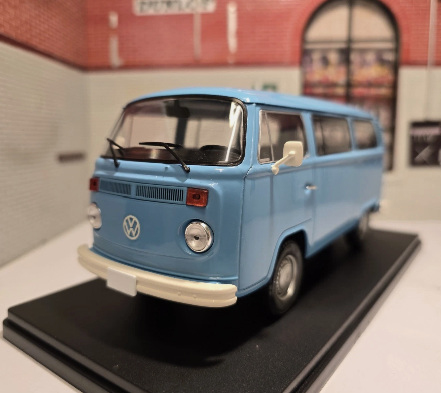 Volkswagen 1973 T2 Bay Window Van Ex-Magazine 1:24