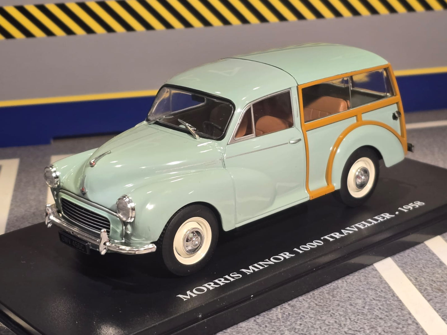 Morris Minor 1958 Traveller 1:24