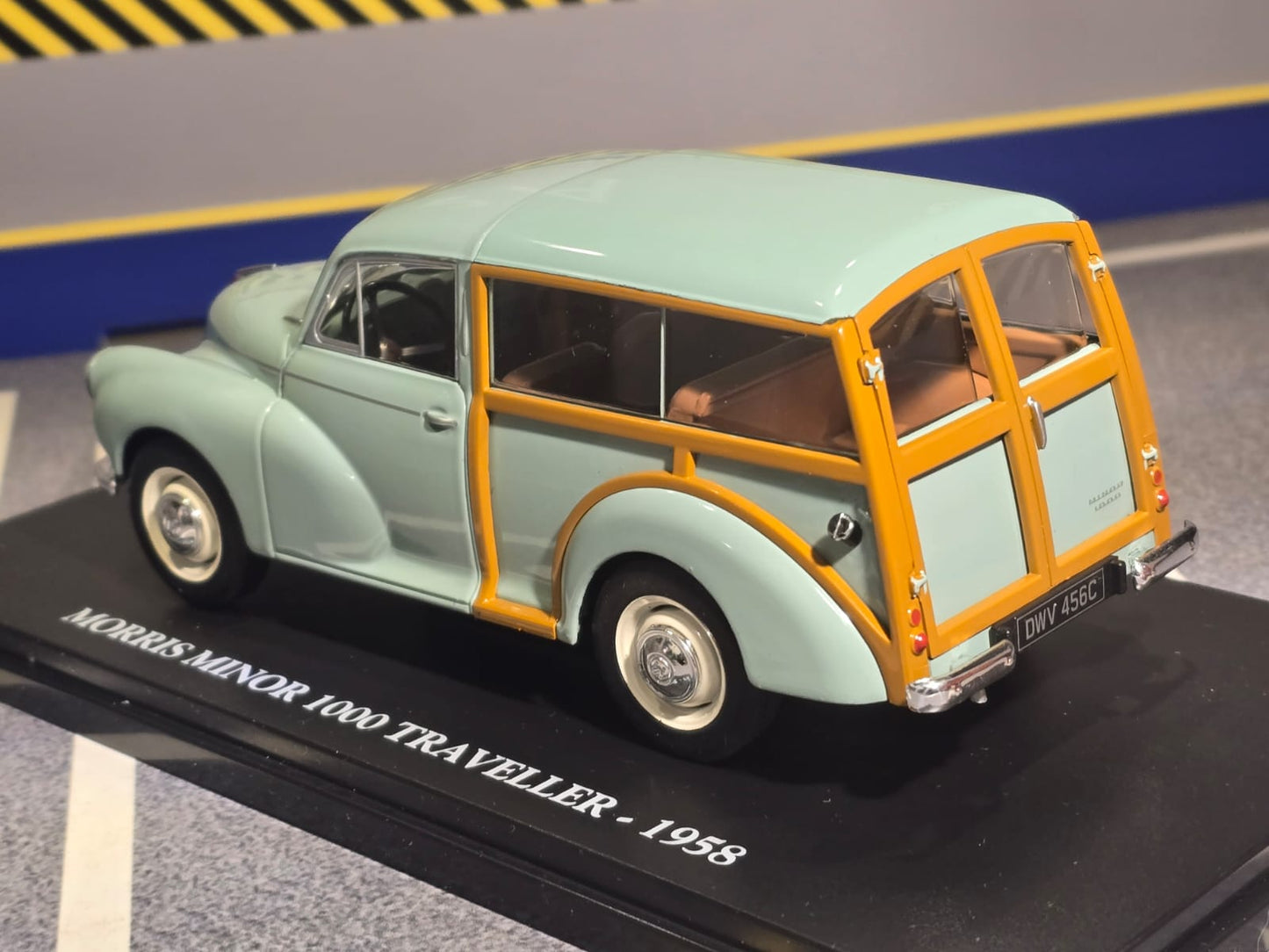 Morris Minor 1958 Traveller 1:24