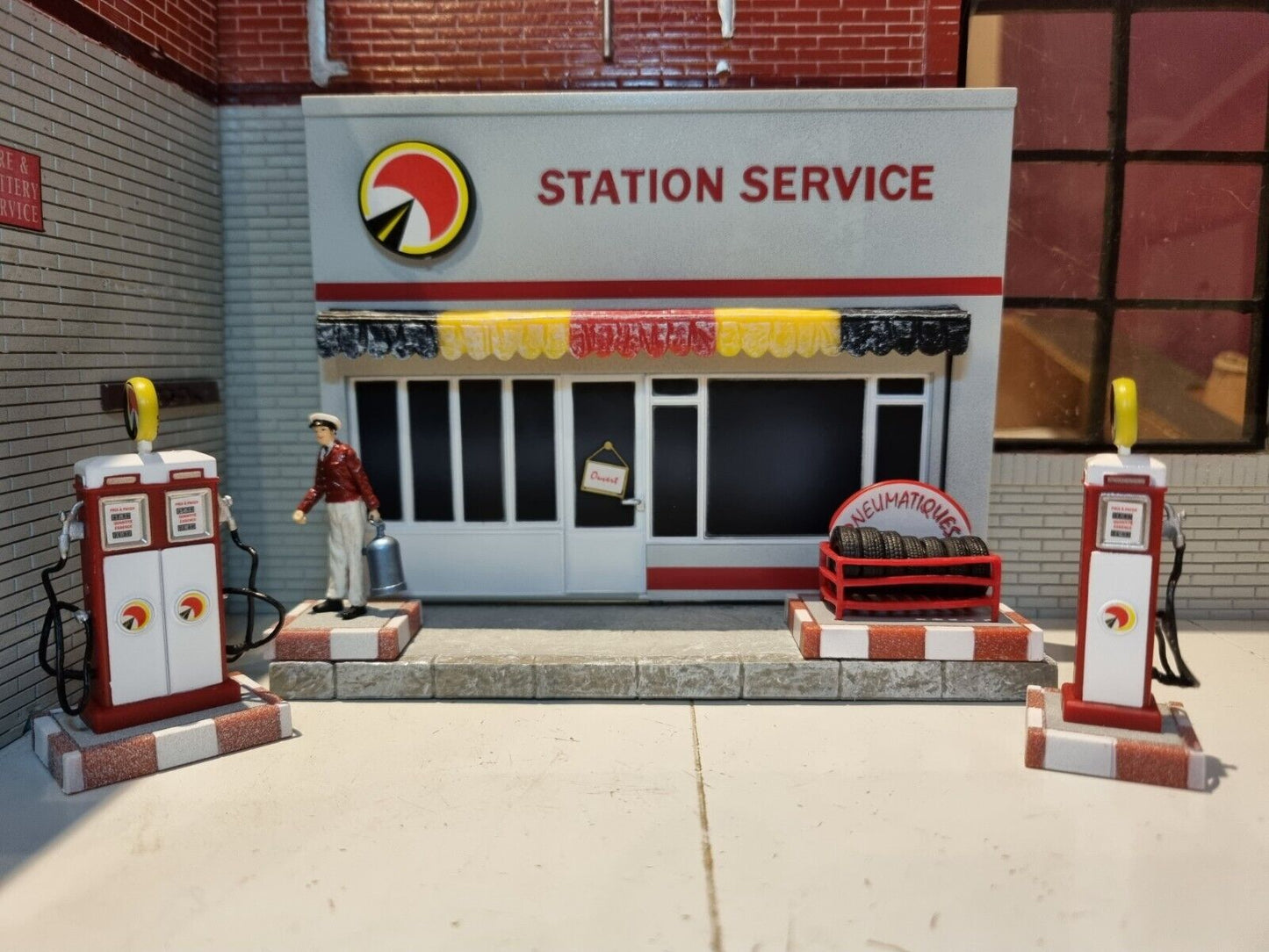 Petrol Station Garage Service Forecourt 1980's 1:43