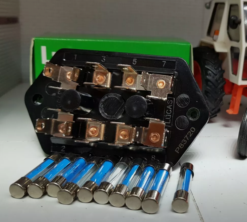 Original OEM Lucas Sicherungskasten, Abdeckung und 10 Sicherungen David Brown Case IH K950625 95062523