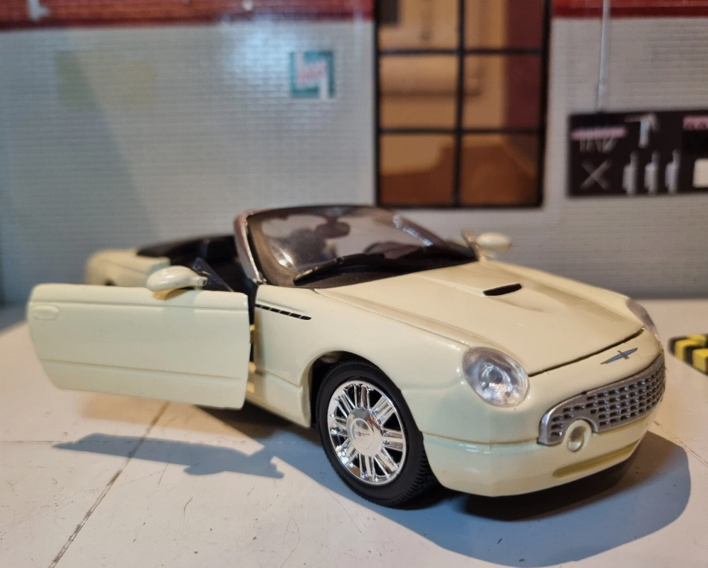 Ford 2002 Thunderbird Coupe 73239 Motormax 1:24