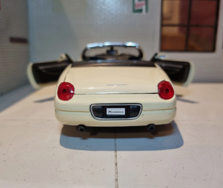 Ford 2002 Thunderbird Coupe 73239 Motormax 1:24