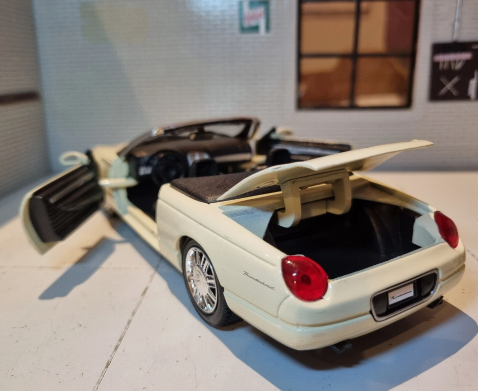 Ford 2002 Thunderbird Coupe 73239 Motormax 1:24