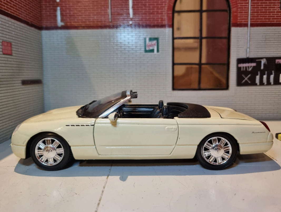 Ford 2002 Thunderbird Coupe 73239 Motormax 1:24