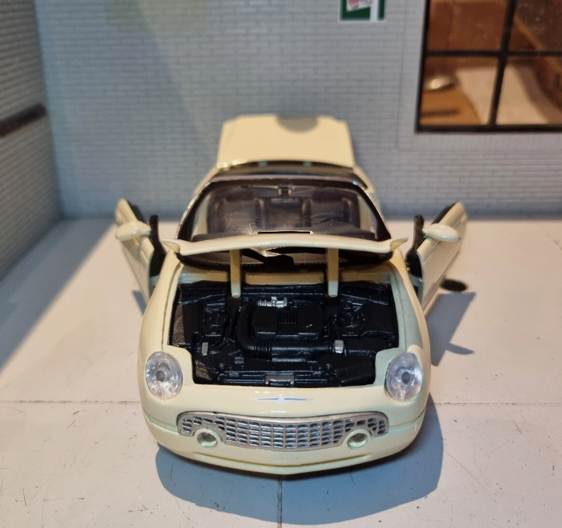 Ford 2002 Thunderbird Coupe 73239 Motormax 1:24