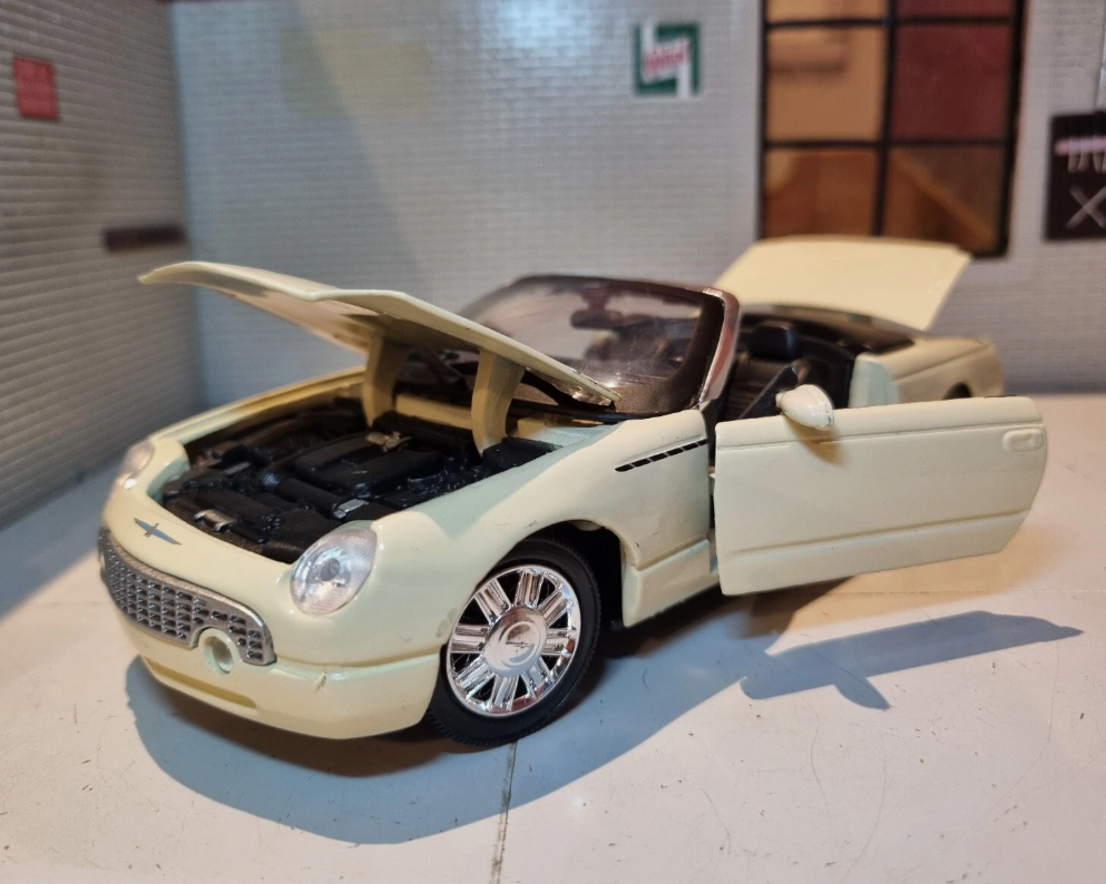Ford 2002 Thunderbird Coupe 73239 Motormax 1:24