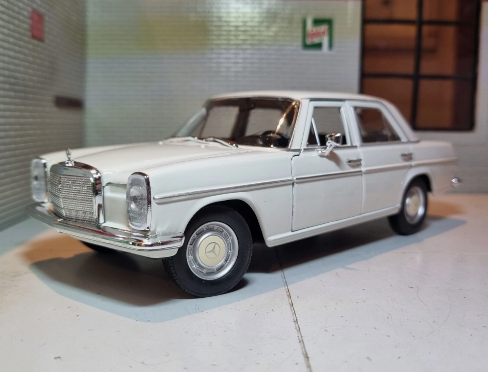 Mercedes Benz 1968 220 W115 Welly 1:24 (Black/White/Red)