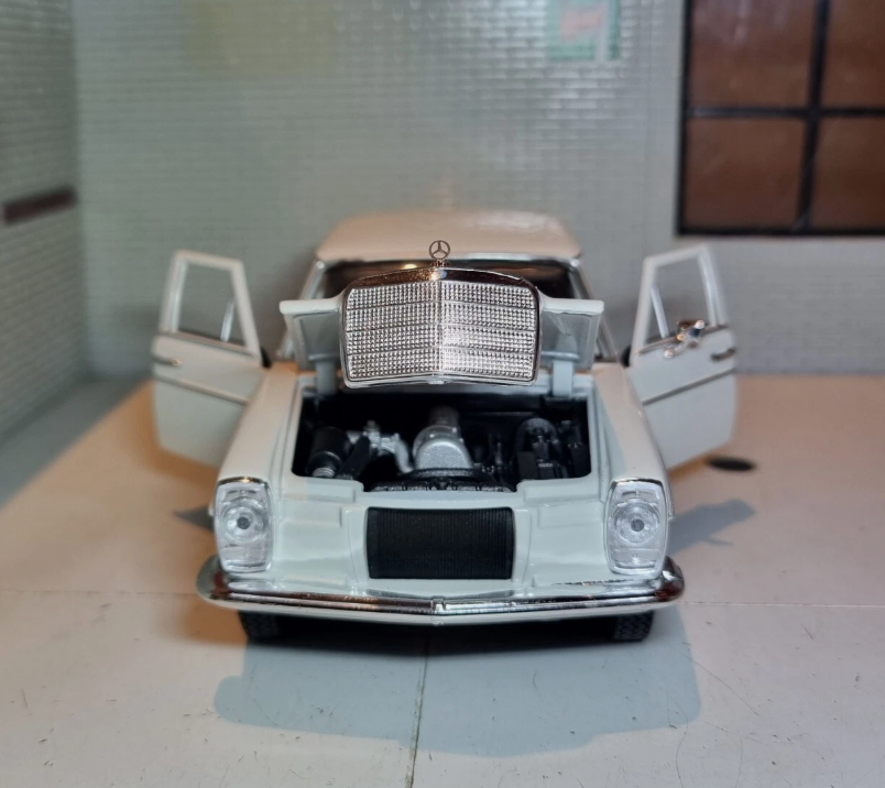 Mercedes Benz 1968 220 W115 Welly 1:24 (Black/White/Red)